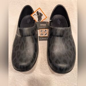 CROCS Neria II Graphic Black Animal Print Work Clogs Women's Size 7 NIP